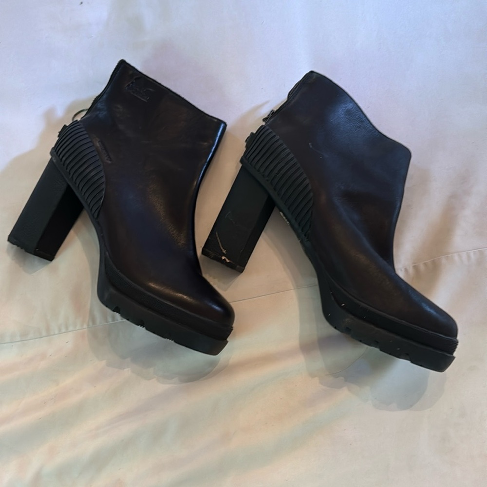 Sorel black leather stacked heeled weatherproof boots. Size 9